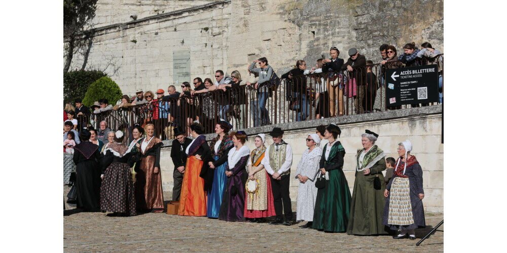 le-ruban-de-provence-a-celebre-son-centenaire-en-investissant-notamment-la-place-du-palais-des-papes-photo-le-dl-cyril-hiely-1710612947.jpg